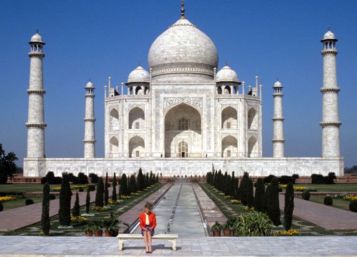 ये प्रिंसेज़ डायना की तस्वीर है, साल 1992 की. वो अकेली आई थीं आगरा, ताज को देखने. जब डायना ताज देख रही थीं, तब उनके पति चार्ल्स दिल्ली में उद्योगपतियों को संबोधित कर रहे थे. डायना को ताज दिखाया था प्रफेसर मुकुंद रावत ने. डायना ने प्रफेसर से कहा था, अच्छा होता अगर मेरे पति भी साथ आते. इस बात के लगभग 10 महीने बाद चार्ल्स और डायना ने आधिकारिक तौर पर अलग होने का ऐलान कर दिया था. 