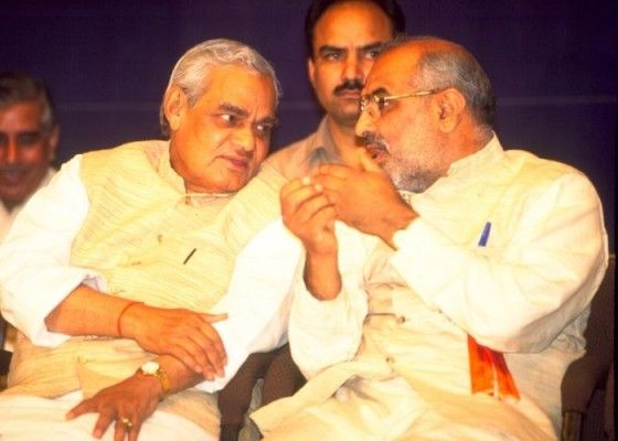 2003 में वर्मा अटल सरकार में श्रम एवं रोजगार मंत्री बने.