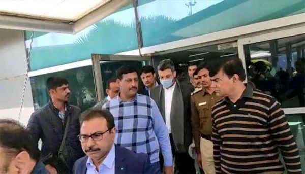 संजीव चावला (मास्क में) को लाने में कई जतन करने पड़े हैं. संजीव चावला (मास्क में) को लाने में कई जतन करने पड़े हैं.