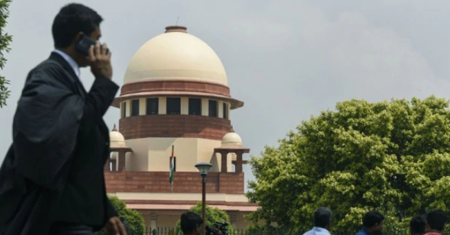 सुप्रीम कोर्ट ने कंपनियों से साफ़ कर दिया है कि पईसा तो पूरा भरना पड़ेगा चाहे दुकान को लगाना पड़े ताला (तस्वीर ANI)