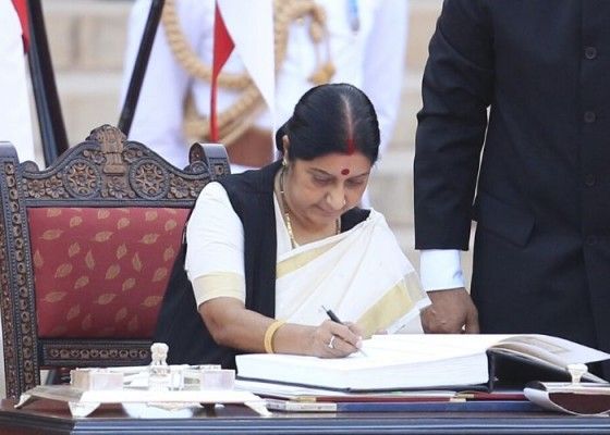 2014 में नरेंद्र मोदी के नेतृत्व में सरकार बनने के बाद सुषमा स्वराज विदेश मंत्री बनीं. 2014 में नरेंद्र मोदी के नेतृत्व में सरकार बनने के बाद सुषमा स्वराज विदेश मंत्री बनीं.
