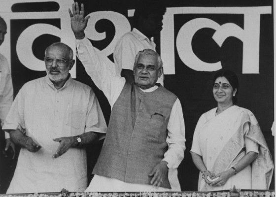 1998 में चुनाव प्रचार के दौरान साहिब सिंह वर्मा और अटल बिहारी वाजपेयी के साथ सुषमा स्वराज. 1998 में चुनाव प्रचार के दौरान साहिब सिंह वर्मा और अटल बिहारी वाजपेयी के साथ सुषमा स्वराज.