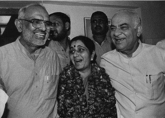 साहिब सिंह वर्मा और मदन लाल खुराना के गुटबाजी को चुनाव तक शांत करने के लिए सुषमा स्वराज को दिल्ली प्रदेश की राजनीति में लाया गया. साहिब सिंह वर्मा और मदन लाल खुराना के गुटबाजी को चुनाव तक शांत करने के लिए सुषमा स्वराज को दिल्ली प्रदेश की राजनीति में लाया गया.