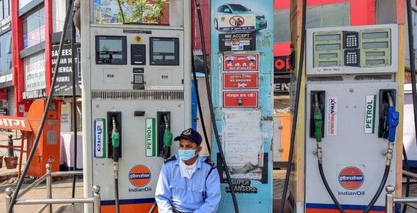 एक्साइज ड्यूटी का सीधा प्रभाव कस्टमर्स पर नहीं पड़ता है. (फोटो- PTI)