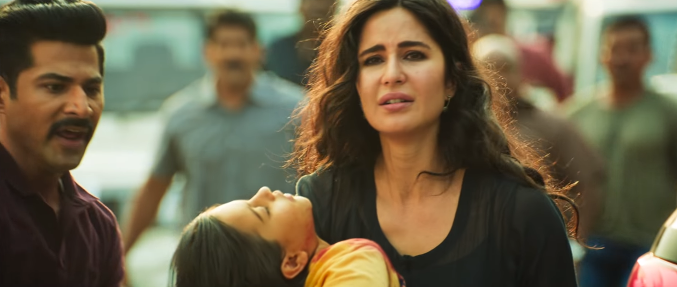 अपनी हीरोइन, जिसका नाम ट्रेलर में नहीं बताया गया. वो बस इसलिए सीन में आती है क्योंकि अपना हीरो शादीशुदा है. और उसका बच्चा है. अब जब बच्चा है, तो मां भी होगी. 