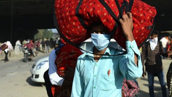 लॉकडाउन की मार मजदूरों पर सबसे ज्यादा पड़ी है. उनके पास न तो रोजगार है और न गुजारा करने के लिए पैसे. (Photo: PTI)