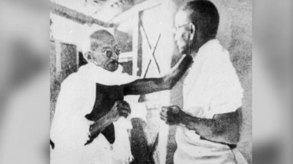महात्मा गांधी (बाएं) के साथ विनोबा भावे (दाएं)