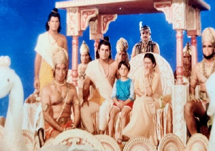 रामायण की शूटिंग पर सीरियल की कास्ट के साथ अरुण गोविल का बेटा अमल (सोर्स: अरुण गोविल इंस्टाग्राम) 1. Arun Govil's Son In Pushpak Vimaan