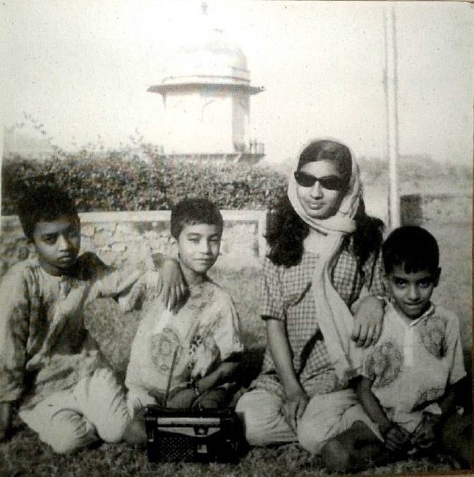 बचपन के दिनों में मां के साथ इरफान और उनके दोनों भाई सलमान और इमरान.