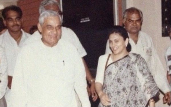 अटल बिहारी वाजपेयी के साथ दीपिका (सोर्स: दीपिका चिखलिया टोपीवाला ट्विटर) 12. Dipika With Atal Bihari Vajpeyi
