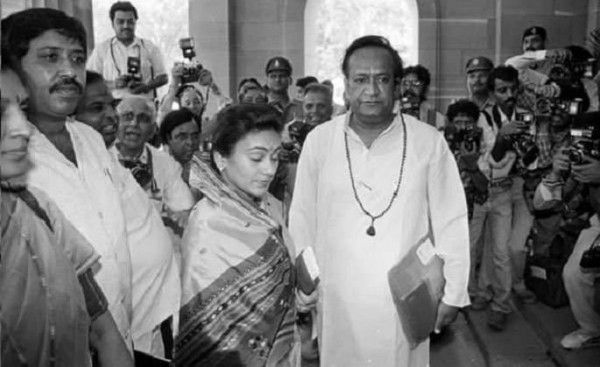 अरविंद त्रिवेदी के साथ दीपिका (सोर्स: दीपिका चिखलिया ट्विटर) 13. Dipika And Arvind Trivedi Ravan On Parliament Entry