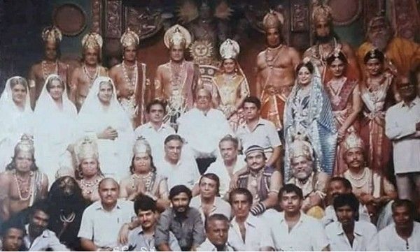 'रामायण' सीरियल के कलाकार एक फ्रेम में (सोर्स: दीपिका चिखलिया टोपीवाला इंस्टाग्राम) 14. Ramayan Cast Together