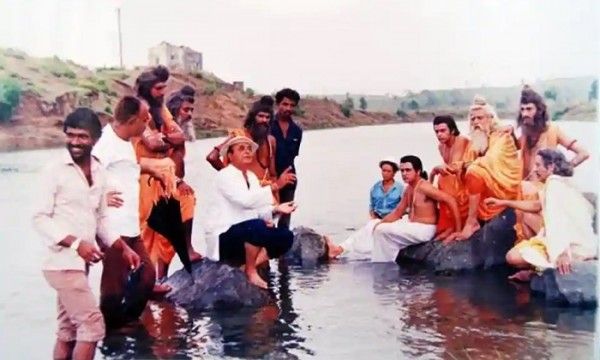 शूटिंग के दौरान कलाकारों के साथ रामानंद सागर (सोर्स: सागर आर्ट्स) 16. Shooting Time Ramanand Sagar In Water With Bharat And Others