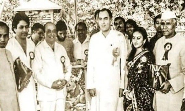 राजीव गांधी के साथ अरुण गोविल, रामानंद सागर और दीपिका चिखलिया 18. Arun Govil, Ramanand Sagar, Dipika With Rajiv Gandhi