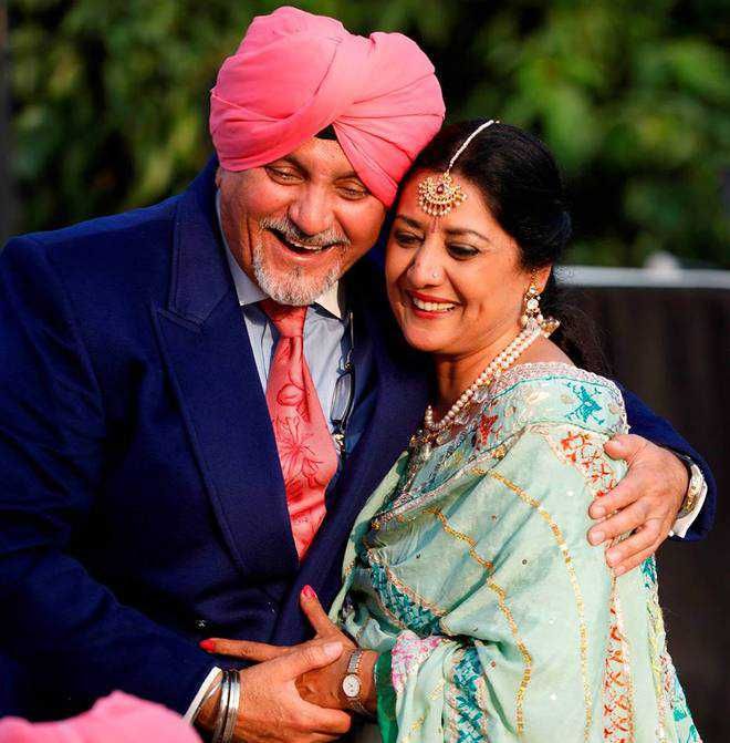 शादी के दिन अपनी पत्नी नंदिता के साथ डैन धनोवा. दोनों की शादी 2007 में हुई थी. शादी के दिन अपनी पत्नी नंदिता के साथ डैन धनोवा. दोनों की शादी 2007 में हुई थी.