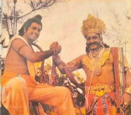शूटिंग के समय अरुण गोविल और अरविन्द त्रिवेदी (सोर्स : अरुण गोविल इंस्टाग्राम) 3. Shooting Time Ram Shaking Hands With Ravan