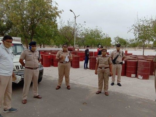 चूरु एसपी तेजस्विनी ने जिले में क्राइम पर कंट्रोल करने के लिए पुलिसवालों के बीच जाकर काम किया. 90260404 1300501027005414 4966474931534561280 O