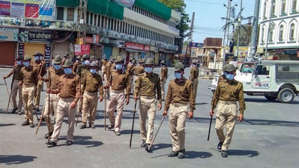 राजस्थान के भीलवाड़ा में कर्फ़्यू के दौरान पुलिस मार्च (फ़ोटो : PTI)