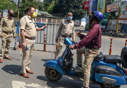 कोरोना के चलते देश रुका हुआ है और पुलिस पर लॉकडाउन का पालन कराने की बड़ी ज़िम्मेदारी है 