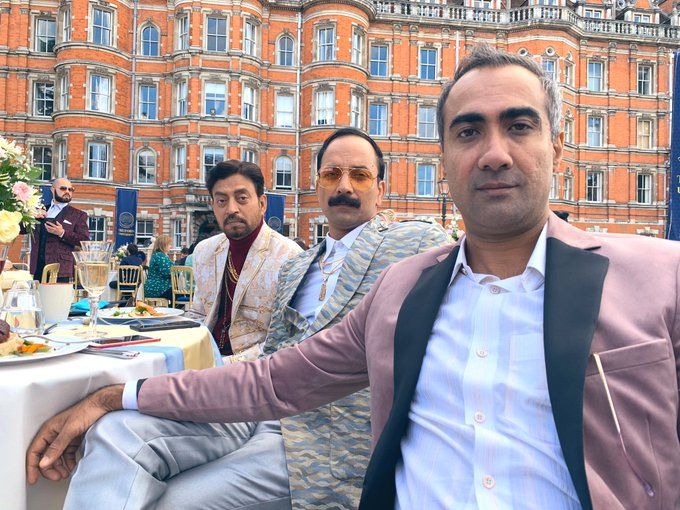 अपनी आखिरी फिल्म 'अंग्रेज़ी मीडियम' के सेट पर अपने को-स्टार्स दीपक डोबरिया औ रणवीर शोरे के साथ इरफान. अपनी आखिरी फिल्म 'अंग्रेज़ी मीडियम' के सेट पर अपने को-स्टार्स दीपक डोबरिया औ रणवीर शोरे के साथ इरफान.