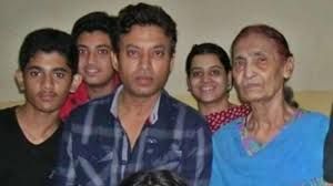 परिवार के साथ इरफ़ान. उनकी मां सईदा बेग़म (दाएं) का पिछले दिनों जयपुर में निधन हो गया. फोटो: India Today परिवार के साथ इरफ़ान. उनकी मां सईदा बेग़म (दाएं) का पिछले दिनों जयपुर में निधन हो गया. फोटो: India Today