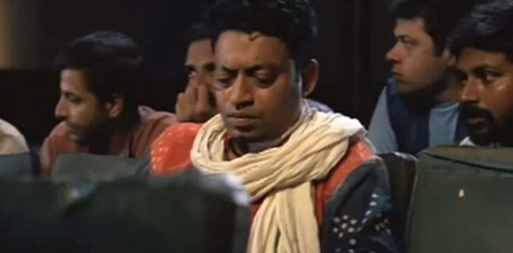 2003 में आई फिल्म हासिल इलाहाबाद यूनिवर्सिटी की छात्र पॉलिटिक्स पर आधारित थी. ये फिल्म समय के साथ काफी पसंद की गई. इसमें इरफान ने रणविजय सिंह का किरदार निभाया था. फोटो: यूट्यूब 2003 में आई फिल्म हासिल इलाहाबाद यूनिवर्सिटी की छात्र पॉलिटिक्स पर आधारित थी. ये फिल्म समय के साथ काफी पसंद की गई. इसमें इरफान ने रणविजय सिंह का किरदार निभाया था. फोटो: यूट्यूब