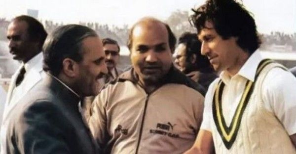 पाकिस्तान के राष्ट्रपति जनरल जिया-उल-हक के साथ इमरान खान. फोटो: Twitter Imran Zia Ul Haq