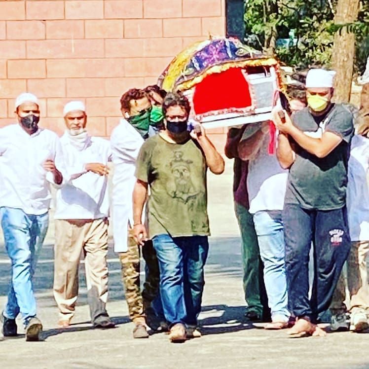 अंतिम संस्कार के लिए ले जाए जाते इरफान. अंतिम संस्कार के लिए ले जाए जाते इरफान.