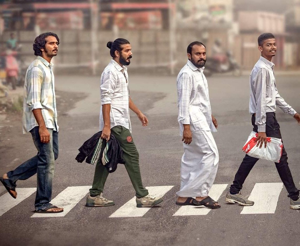 चारों भाई. सबसे बड़े भाई साजी का रोल करने वाले सोबिन शाहिर (दाएं से दूसरे). और शादी प्रेम में पड़े भाई बॉबी के रोल में शेन निगम (सबसे बाएं). चारों भाई. सबसे बड़े भाई साजी का रोल करने वाले सोबिन शाहिर (दाएं से दूसरे). और शादी प्रेम में पड़े भाई बॉबी के रोल में शेन निगम (सबसे बाएं).