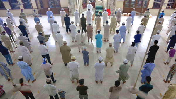 पाकिस्तान के कराची में मस्ज़िद में नमाज पढ़ते लोग. फोटो- PTI. Mosques In Pakistan 2