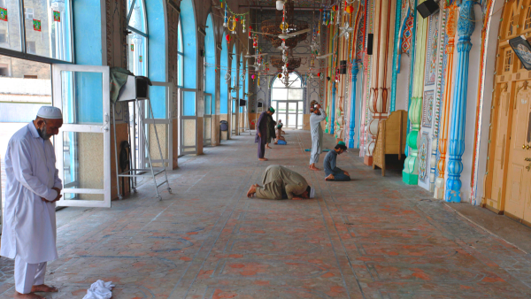 पाकिस्तान के रावलपिंडी में मस्ज़िद में नमाज पढ़ते लोग. फोटो- PTI. Mosques In Pakistan