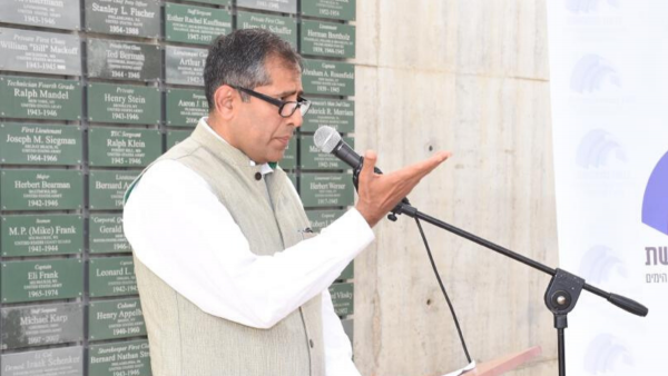 UAE में भारत के एंबेसेडर पवन कपूर. इक ईवेंट में बोलते हुए. (फोटो- @AmbKapoor) Pavan Kapoor