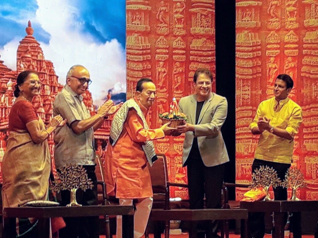 अरविंद त्रिवेदी को गुलदस्ता भेंट करते अरुण गोविल. (फोटोः सुनील लहरी FB) Raavan Arvind Trivedi With Ram Arun Govil And Lakshman Sunil Lahri Rare Photo