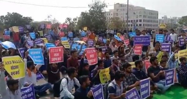 फरवरी में रिजल्ट घोषित होने के बाद से ही कैंडिडेट्स लगातार प्रोटेस्ट कर रहे हैं.