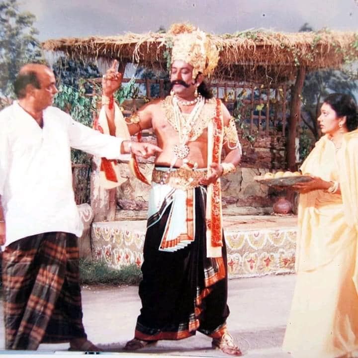 सीता हरण का सीन शूट करते हुए डायरेक्टर रामानंद सागर. साथ में हैं रावण बने अरविंद और सीता के रोल में दीपिका. (फोटोः FB) Ramanand Sagar Shooting Ramayan With Raavan Arvind Trivedi And Sita Dipika Chikhalia