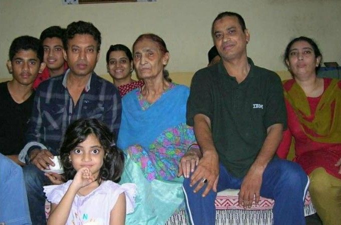 अपनी मां और परिवार के बाकी सदस्यों के साथ इरफान.