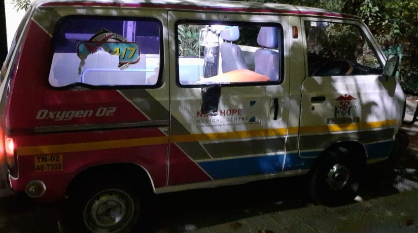 एम्बुलेंस पर भीड़ के पथराव से इसके शीशे टूट गए और ड्राइवर को काफ़ी चोट आई (तस्वीर साभार इंडिया टुडे) एम्बुलेंस पर भीड़ के पथराव से इसके शीशे टूट गए और ड्राइवर को काफ़ी चोट आई (तस्वीर साभार इंडिया टुडे)