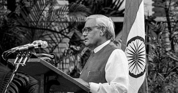 अटल बिहारी वाजपेयी को मा. राष्ट्रपति शंकर दयाल शर्मा ने बहुमत साबित करने का मौका दिया था, जिसके बाद 13 दिन की सरकार बनी थी. तस्वीर साभार- PTI अटल बिहारी वाजपेयी को मा. राष्ट्रपति शंकर दयाल शर्मा ने बहुमत साबित करने का मौका दिया था, जिसके बाद 13 दिन की सरकार बनी थी. तस्वीर साभार- PTI