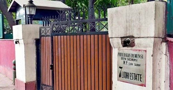 7 लोधी इस्टेट के बंगले 4 बेडरुम के होते हैं. तस्वीर में किसी एक बंगले का मेन गेट नजर आ रहा है. साभार-PTI