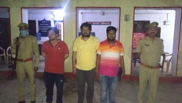 पुलिस की गिरफ्त में लॉकडाउन तोड़ने के आरोपी. स्मृति ईरानी ने इन्हें कांग्रेस कार्यकर्ता बताया था.