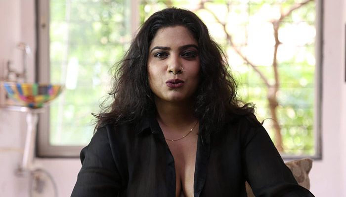 पहले ही सीन में कविता भाभी अपना परिचय देती हैं और ये साफ़ करती हैं वो यहां किसलिए हैं.