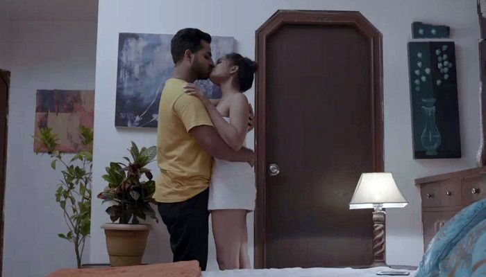 'कपल्स गेस्ट हाउस' से एक सीन. 