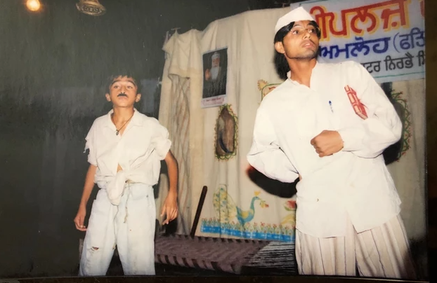 बचपन के दिनों में स्टेज पर परफॉर्म करते जगजीत संधू.