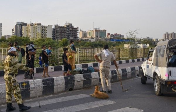 लॉकडाउन में काम नहीं होने की वजह से लाखों करोड़ों मजदूर अपने घरों को लौट गए थे. फाइल फोटो-पीटीआई