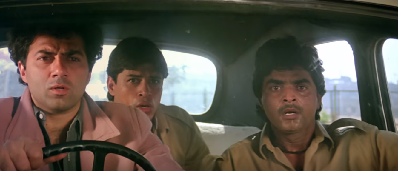 फिल्म के एक चेज़ सीक्वेंस में गाड़ी में बैठे सनी. हालांकि हम पक्के तौर पर ये नहीं कह सकते कि ये वही सीक्वेंस है, जिसका ज़िक्र हमने ऊपर किया है.