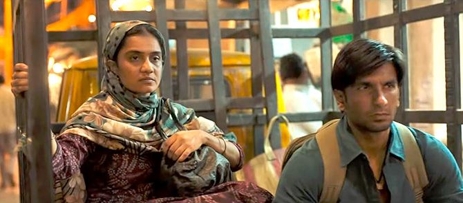 फिल्म 'गली बॉय' के एक सीन में बेटे मुराद के साथ रज़िया शेख. यानी रणवीर सिंह के साथ अमृता सुभाष.