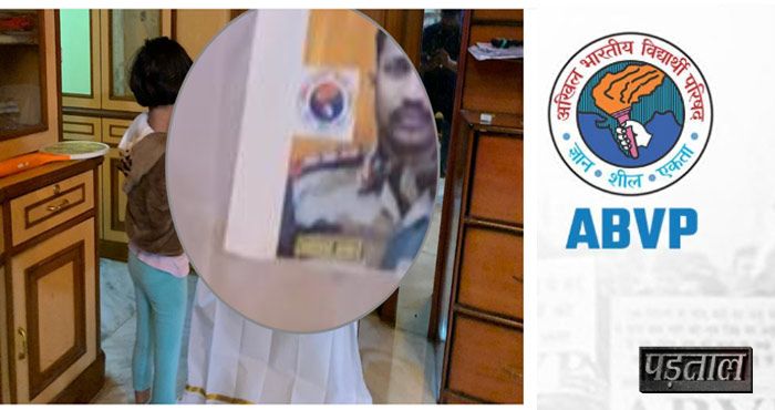 बाईं ओर से मैग्निफायर टूल से ज़ूम की गई तस्वीर जिसमें ABVP जैसा लोगो नज़र आ रहा है. दाईं ओर से ABVP की वेबसाइट से लिया गया लोगो का स्क्रीनग्रैब.