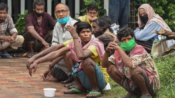 कोरोना और लॉकडाउन की वजह से मजदूरों के सामने शहरों में खाने की समस्य़ा खड़ी है. सस्ते दरों पर मिलने वाले खाने की योजना उनके लिए काफी काम की हो सकती है. 