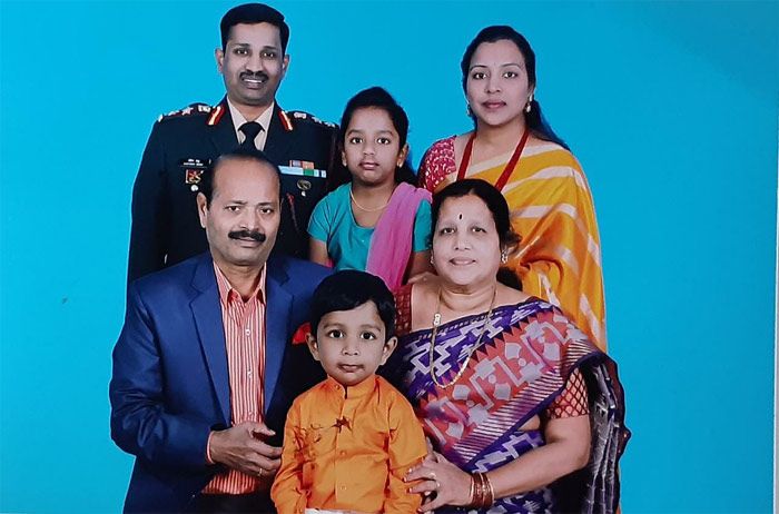 शहीद कर्नल संतोष बाबू का परिवार. 