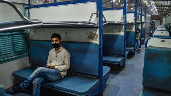 एक जून से रेलवे ने 200 ट्रेनें भी शुरू कर दी हैं. (Photo: PTI)